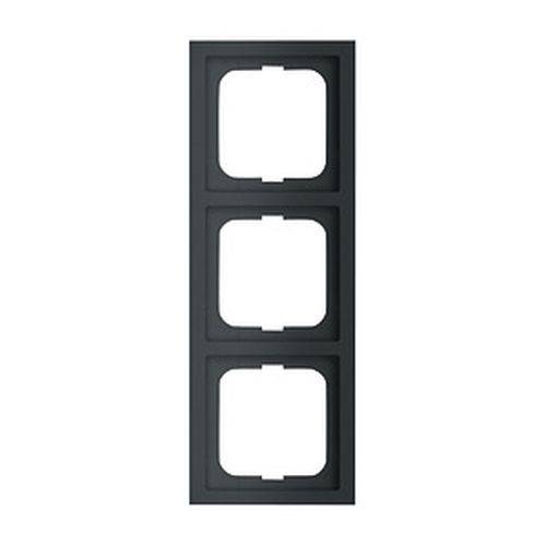 Dreifach-Wandplatte mit schwarzer Beschichtung, die drei quadratische Öffnungen für elektrische Steckdosen oder Schalter aufweist.