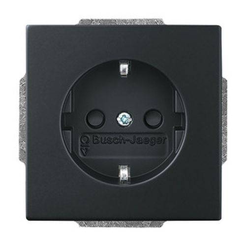 Eine schwarze elektrische Wandsteckdose mit einer runden Öffnung und zwei Löchern, von Busch-Jaeger entworfen, geeignet für europäische Stecker.