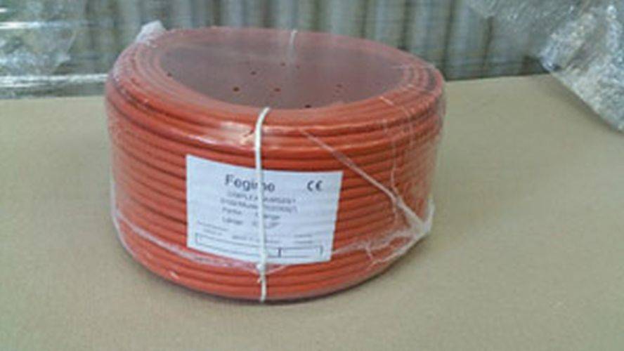 Eine Spule rotes feuerfestes Kabel mit einer Beschriftung, die das Modell 'Fogliolo MICC' anzeigt, entspricht CE-Standards und ist mit transparenter Verpackung versiegelt.