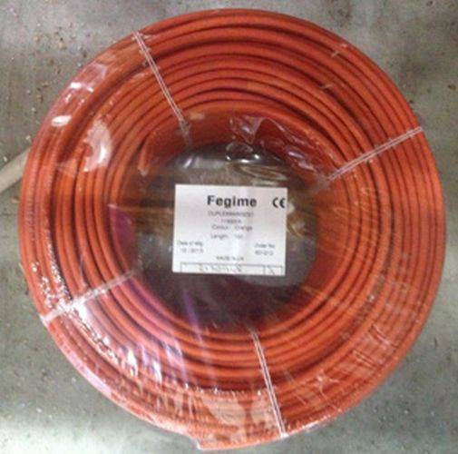 Ein gewickeltes orangefarbenes Kabel mit einem Etikett, das die Marke 'Fegime', die Normbezeichnung 'CE', das Modell 'R2UHZ1', Details zur Länge von 100 Metern und einem Querschnitt von 3x16 mm² zeigt.