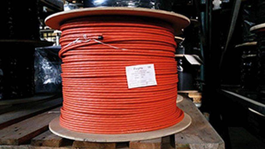 Große Spule mit orangefarbenem Kabel und einem Etikett.