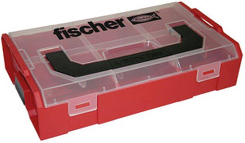 Eine rote Plastik-Werkzeugbox mit transparentem Deckel und schwarzem Griff, auf der oben 'fischer' aufgedruckt ist.