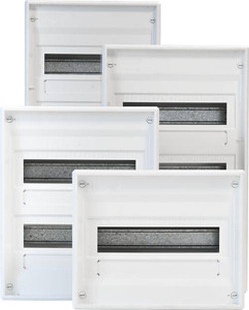 Vier gestapelte weiße elektrische Sicherungskästen mit sichtbaren Schlitzen und Schrauben, die eine Variation in Größe und Kapazität zeigen.