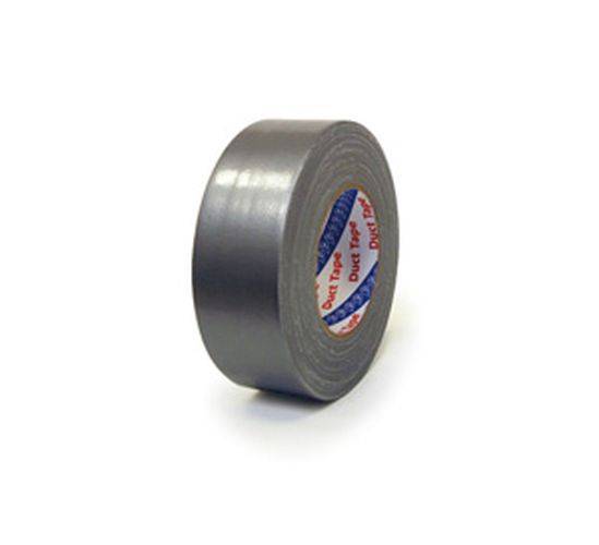 Eine Rolle graues Klebeband steht aufrecht, wobei die innere Beschriftung mit roter und blauer Schrift sichtbar ist. Das Klebeband wirkt glänzend und dick.