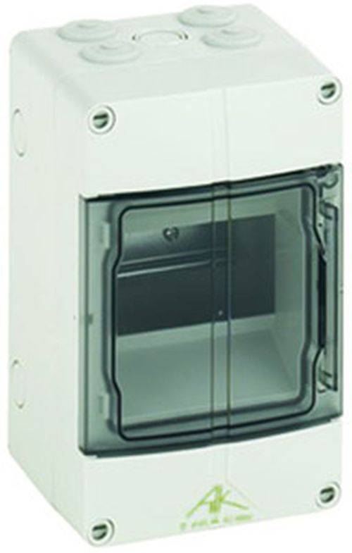 Eine weiße elektrische Verteilerdose mit einer transparenten Tür, die zum Anbringen von Sicherungsautomaten oder Schutzvorrichtungen in Innenräumen verwendet wird.