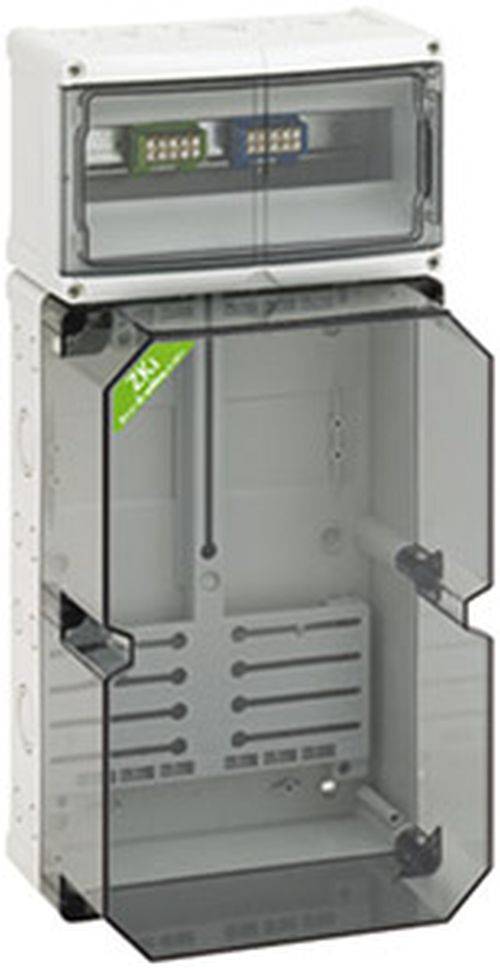 Eine offene elektrische Gehäuse mit einer transparenten Vordertür, die mehrere Steckplätze und ein Bedienfeld im Inneren offenlegt, vor einem einfarbigen Hintergrund.