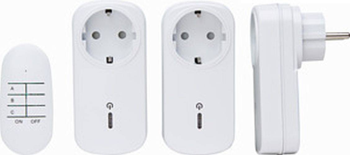 Zwei weiße Smart-Steckdosen mit jeweils einem Sockel, die Power-Tasten und LED-Anzeigen auf der Vorderseite haben.