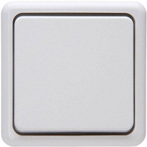 Ein weißer, quadratischer elektrischer Wandschalter mit einer leicht erhöhten Taste in der Mitte, vor einem neutralen Hintergrund.