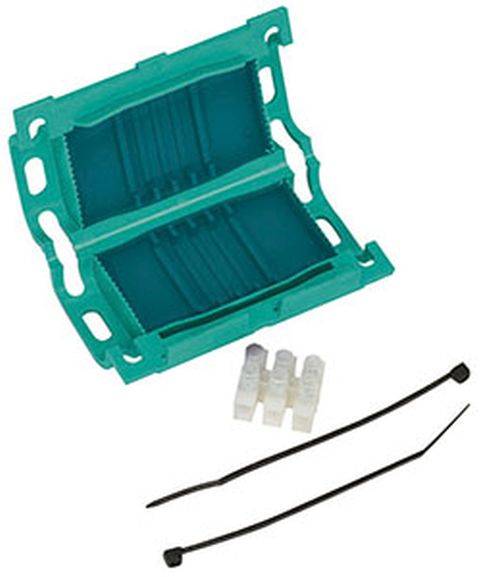 Grünes V-Nut Halterungswerkzeug mit zwei schwarzen Kabelbindern und drei weißen Anschlüssen. Verwendet zur Kabelorganisation und -befestigung.