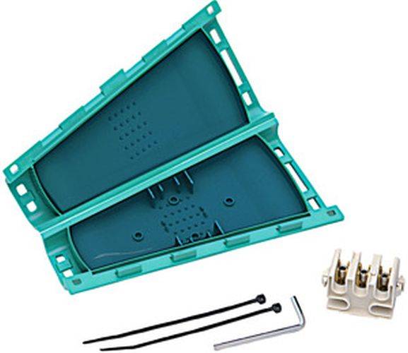 Eine grüne elektrische Verteilerdose wird geöffnet gezeigt, mit Zubehör einschließlich zwei Kabelbindern, einem kleinen Werkzeug und einem Leitungsverbinder.