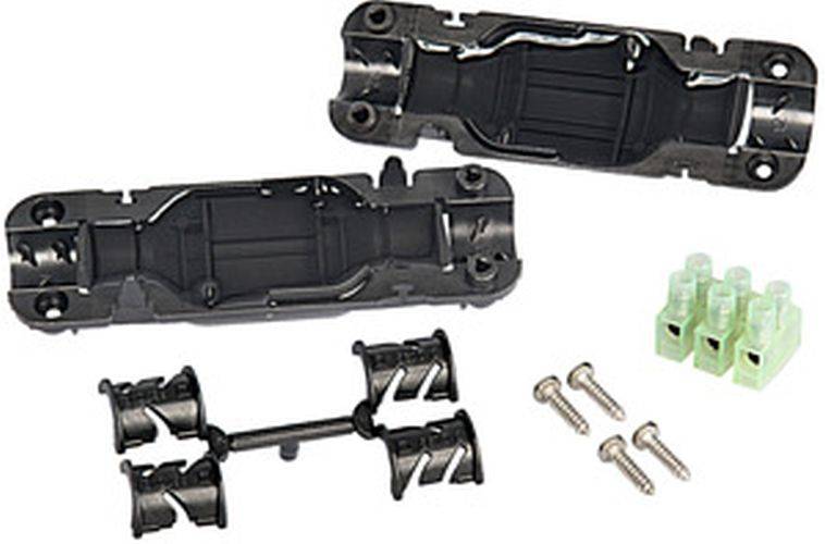 Modell-Autokomponenten einschließlich zweier schwarzer Chassis-Teile, einem Satz schwarzer Räder auf einer Achse und vier kleinen silbernen Schrauben.