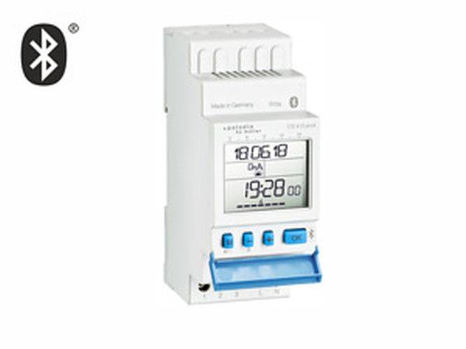 Ein digitaler Zeitschalter zeigt das Datum, die Uhrzeit und Einstellungen mit einer blau-weißen Benutzeroberfläche an und wird für automatisierte elektrische Steuerungen verwendet.