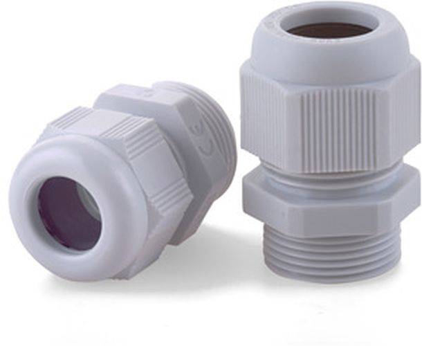 Zwei weiße Kunststoff-Kabelverschraubungen, eine liegend und eine stehend, verwendet zum Sichern von Kabeln und Aufrechterhalten einer dichten Abdichtung in elektrischen Gehäusen.