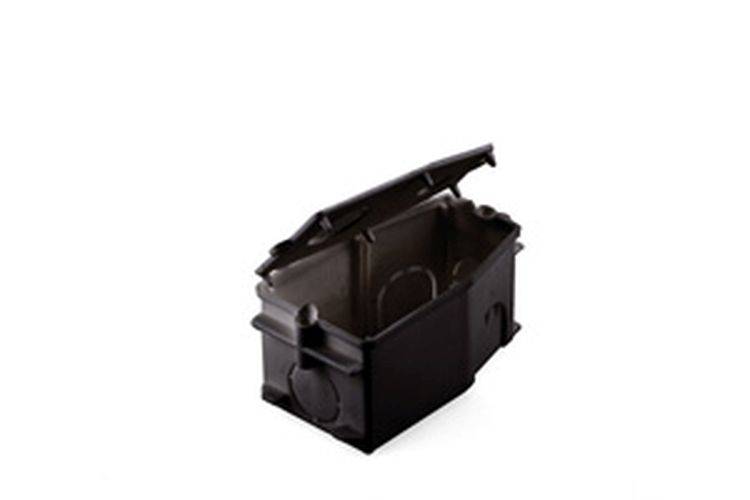 Eine schwarze rechteckige Gehäusebox mit einer Klappdeckel, die für den Schutz elektrischer Verbindungen konzipiert ist.