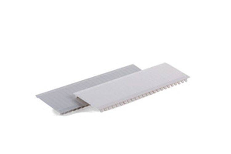 Zwei sich überlappende rechteckige graue Platten, eine leicht angehoben, mit gerippter Textur, wahrscheinlich Bau- oder Designmaterialien.