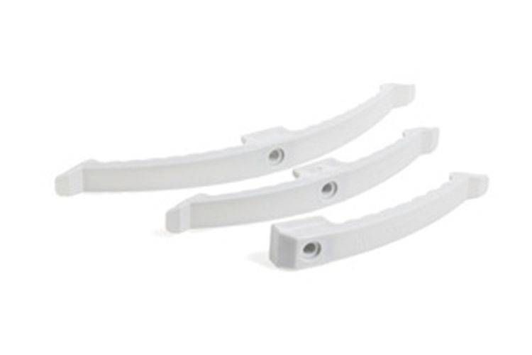 Zwei gebogene, weiße Plastikteile mit Schraubenöffnungen, wahrscheinlich Komponenten für eine Montage oder Konstruktion.