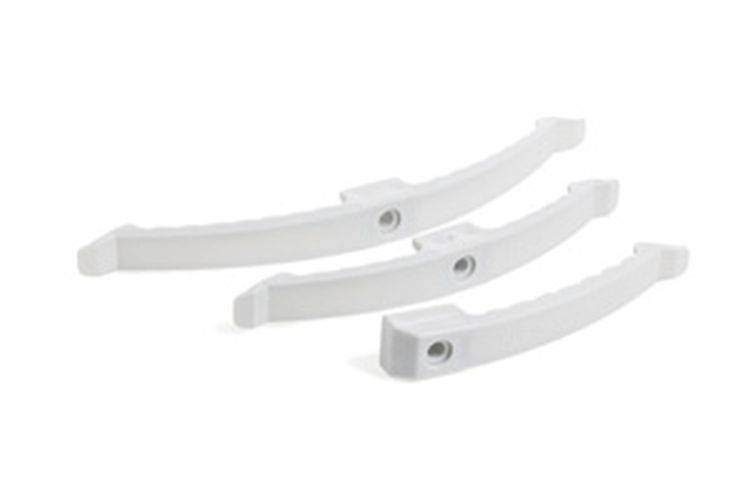 Gebogene weiße Plastikhalter mit Löchern, wahrscheinlich zum Aufhängen oder zur Unterstützung, auf einem einfarbigen Hintergrund präsentiert.