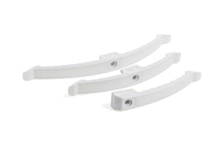 Drei weiße Kunststoff-Reifenheber, gebogen mit Löchern, zur Fahrradreparatur verwendet.