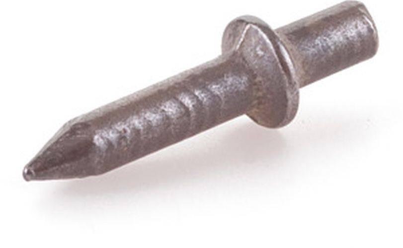 Eine Nahaufnahme eines rostigen Eisennagels, die seine korrodierte Oberfläche und den flachen Kopf vor einem schlichten weißen Hintergrund zeigt.