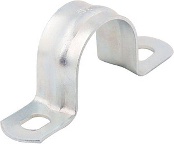 Eine Metallrohrschelle, U-förmig mit zwei Befestigungslöchern, zum Befestigen von Rohren an einer Oberfläche. Die Oberfläche ist glatt und glänzend.