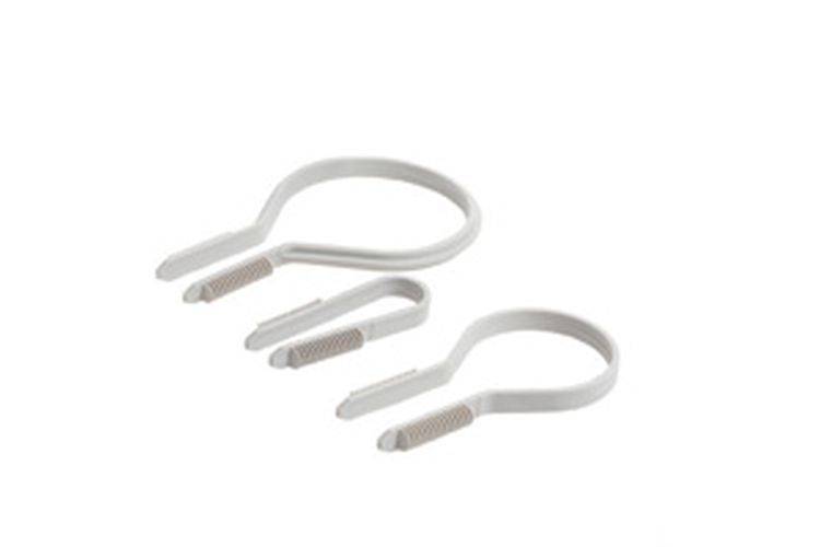 Ein Set von vier weißen Klammer-Stil-Aufhängehaken, zwei große und zwei kleine, mit strukturierten Griffen, auf einer weißen Oberfläche angeordnet.