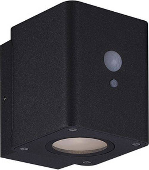 Eine schwarze, würfelförmige Außenwandleuchte mit einem runden Bewegungssensor über der Leuchte, die für den Außeneinsatz konzipiert ist.