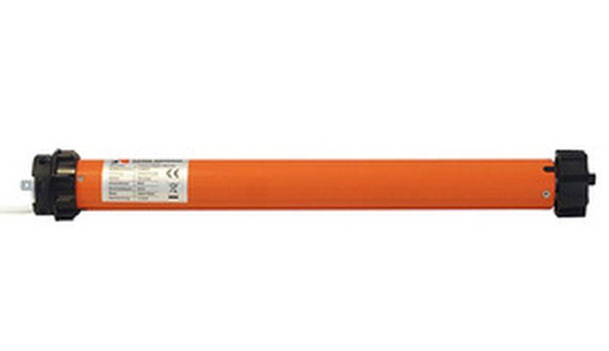 Orangefarbenes zylindrisches Objekt mit einer Beschriftung am linken Ende. Die Beschriftung enthält verschiedene technische Details und Symbole.