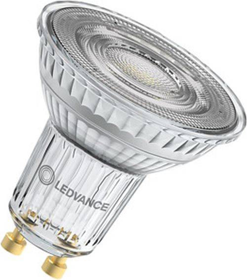 Eine LED-Glühlampe mit GU10-Sockel, gekennzeichnet mit 'Ledvance', mit klarem, geripptem Glasdesign und Metallkontakten am Fuß.