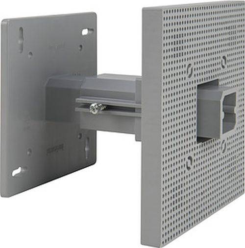 Eine graue Metallwandhalterung mit mehreren Löchern und einem zentralen verstellbaren Arm, konzipiert zum Befestigen von Ausrüstung an einer flachen Oberfläche.