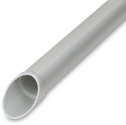 Weißes Plastikrohr, zylindrisch, hohl, mit gerippter Innenoberfläche.