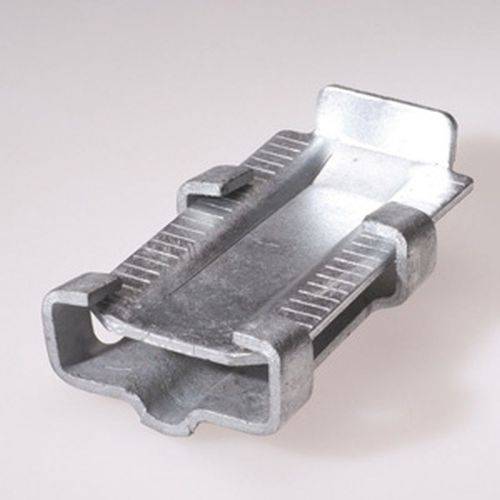 Ein Metallhalter mit gerillten Kanten und einem offenen rechteckigen Zentrum, der für strukturelle Unterstützung oder Verbindung konzipiert ist.