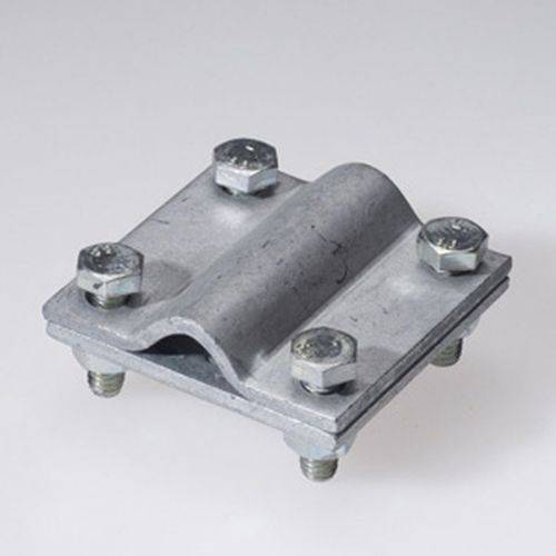 Eine rechteckige metallische Klemme mit einem gekrümmten Mittelabschnitt, befestigt durch vier Bolzen, verwendet zum Befestigen oder Verbinden von Komponenten.