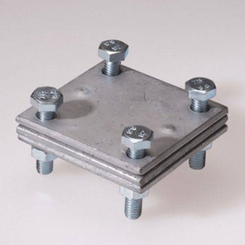 Eine Metallklemme mit vier sechskantigen Schrauben, die zum Sichern oder Verbinden von Materialien verwendet wird, auf einem hellen Hintergrund.