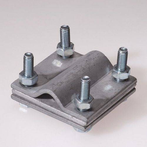 Eine Metallrohrklemme mit vier Bolzen, verwendet zum Befestigen von Rohren, die auf einer hellen Oberfläche ruht.