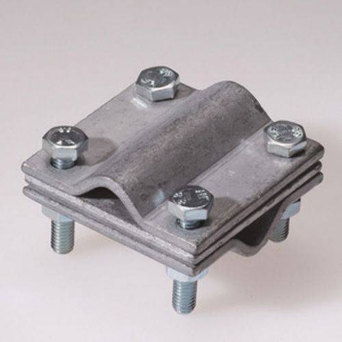 Eine Metallkabelklemme mit vier Schrauben, entwickelt zum Befestigen von Drähten oder Seilen. Der Körper der Klemme ist gewellt, was den Griff und die Stabilität verbessert.