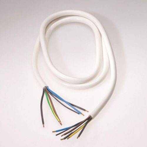 Ein weißes elektrisches Kabel in einer Schleife mit freigelegten mehrfarbigen Adern an den Enden, die blaue, braune, gelb-grüne und schwarze Drähte zeigt.