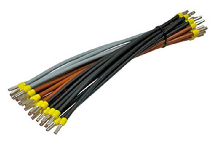 Ein Bündel mehrfarbiger elektrischer Kabel mit freigelegten Kupferenden, geeignet für Verkabelung oder elektrische Reparaturen.
