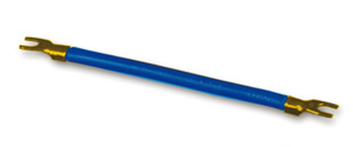 Ein blauer Bleistift liegt auf einem weißen Hintergrund, leicht nach links geneigt.