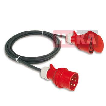 Eine rote industrielle Stromverlängerungskabel mit Stecker und Buchse, verwendet für Anschlüsse an schwere Maschinen. Das Kabel ist locker aufgewickelt.