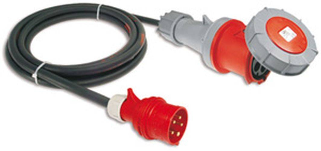 Ein roter industrieller Netzstecker mit mehreren Pins ist zu sehen, der mit einem dicken schwarzen Kabel verbunden ist, neben einer passenden Buchse in hellem Grau.