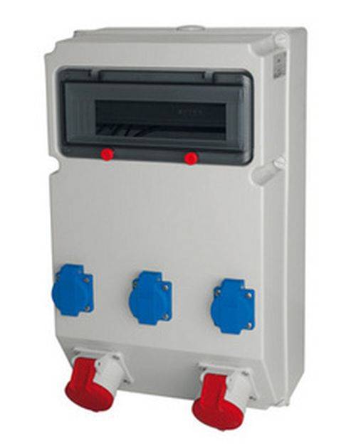 Eine weiße elektrische Stromverteilerdose mit zwei roten und drei blauen Steckdosen an der Vorderseite, die zum Anschluss verschiedener elektrischer Geräte verwendet wird.