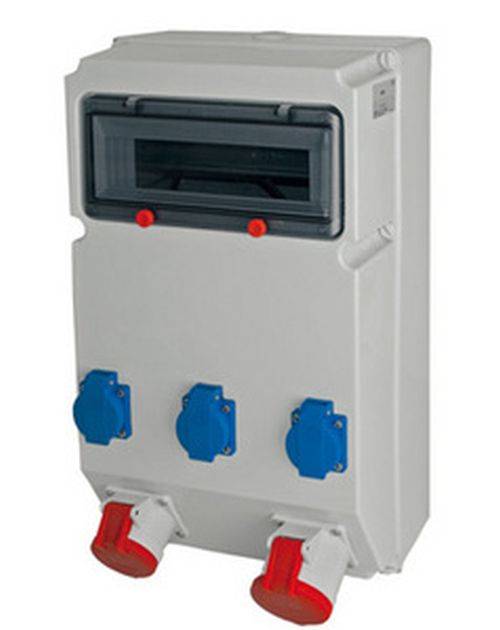 Eine elektrische Verteilerdose mit transparentem Panel und drei blauen Steckdosen, die zur sicheren Stromverteilung in industriellen Umgebungen verwendet wird.