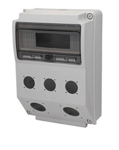 Ein weißes elektrisches Verteilerschaltpult mit transparentem Deckel, das mehrere Sicherungsautomaten und Ausstanzmöglichkeiten am unteren Rand beherbergt.