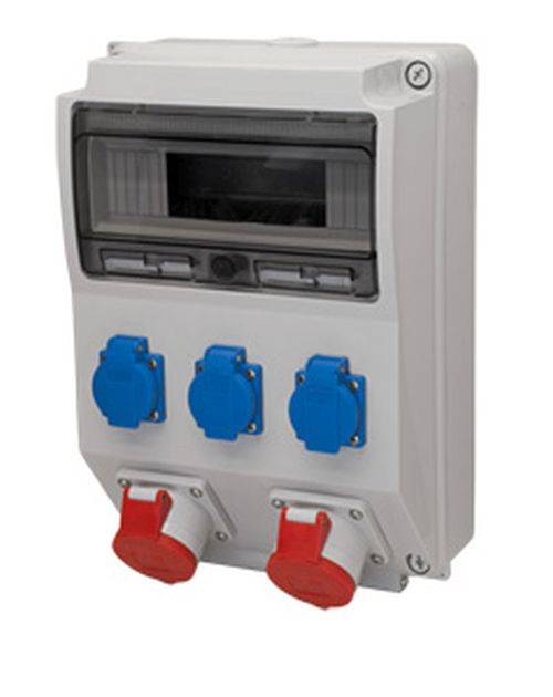 Elektrische Schaltanlage mit transparenter Abdeckung, drei blauen Steckdosen und zwei roten Drehschaltern, verwendet für industrielle Stromverbindungen.