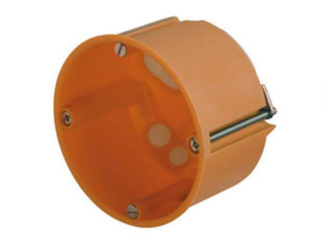 Eine orangefarbene Kunststoff-Elektro-Verteilerdose mit drei Schrauböffnungen und einem Kabelanschluss, verwendet zur Unterbringung von elektrischen Verbindungen.