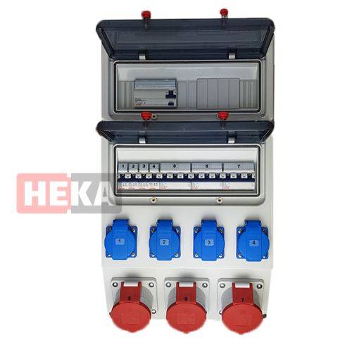 Eine weiße elektrische Verteilerdose mit mehreren Steckdosen, Schaltern und Heka-Branding.