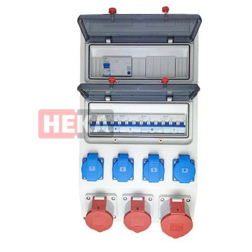 Elektrische Verteilertafel mit mehreren Sicherungsautomaten und Anschlüssen, beschriftet mit HEKA. Enthält blaue und rote Steckdosen für verschiedene Spannungsausgänge.