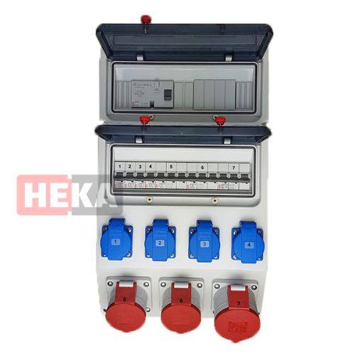 Eine Elektroverteilungstafel mit Sicherungsautomaten und mehreren blauen und roten Steckdosen. Der Markenname 'HEKA' ist sichtbar.