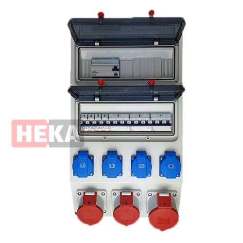 Elektrische Verteilerdose mit mehreren blauen und roten Steckdosen und beschrifteten Schaltern in einem Schutzgehäuse.