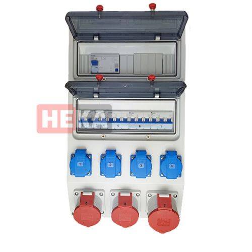 Eine elektrische Verteilungsanlage mit beschrifteten Sicherungsautomaten, vier blauen Steckdosen und drei roten Steckern, geeignet für industrielle Anwendungen.